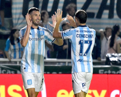 Adrián Martínez choca las manos con Tomás Conechny tras convertir su gol ante San Martín de Formosa