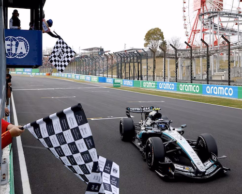 Monoplaza de Andrea Kimi Antonelli cruza la línea de meta en el circuito de Suzuka durante el Gran Premio de Japón