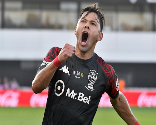 Óscar Romero celebra su gol con un grito y el puño cerrado durante el partido entre Huracán y Olimpo por la Copa Argentina