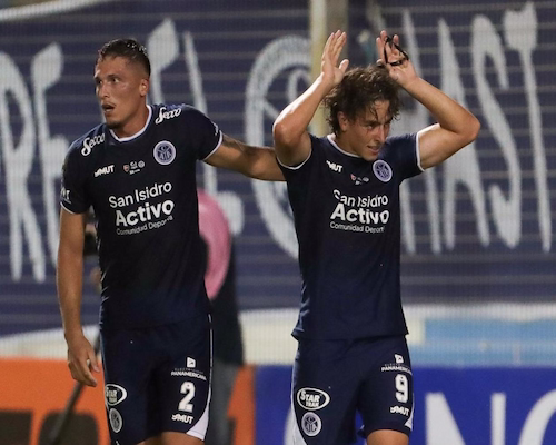 Jugadores de Acassuso celebran durante el partido ante Newell's por la Copa Argentina