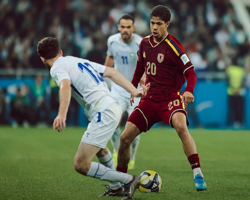 Jugador de Venezuela controla el balón ante la presión de un rival de Uzbekistán durante el amistoso internacional