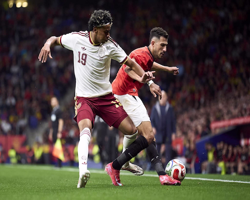 Lamine Yamal disputa el balón con un jugador de Egipto durante el empate sin goles entre España y Egipto