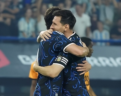 Lionel Messi y Julián Álvarez se abrazan tras uno de los goles de Argentina ante Zambia en el amistoso internacional