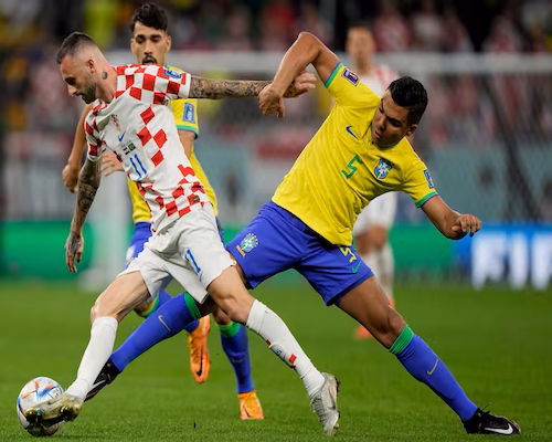 Marcelo Brozović y Casemiro disputan la pelota en el partido amistoso entre Croacia y Brasil