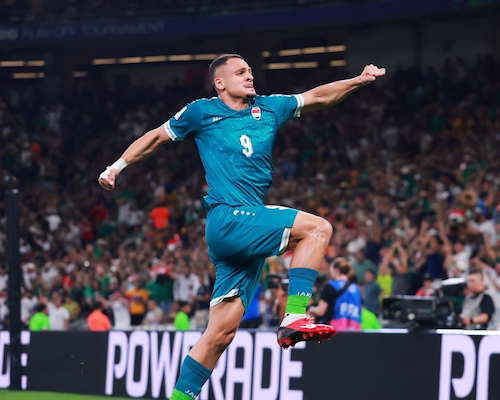 Ali Ibrahim Al-Hamadi celebra su gol con un salto durante la final del repechaje intercontinental ante Bolivia