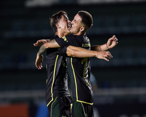 Jugadores de Defensa y Justicia celebran un gol con un abrazo durante el partido ante Chaco For Ever