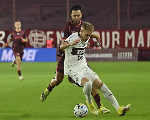 Eduardo Salvio disputa la pelota con un jugador de Platense en el empate sin goles