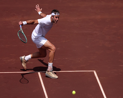 Tomás Etcheverry ejecutando un revés de derecha durante el partido ante Alex Bolt en el ATP 250 de Houston