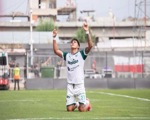 Junior Marabel celebra su gol arrodillado mientras señala al cielo durante el partido ante Barracas Central