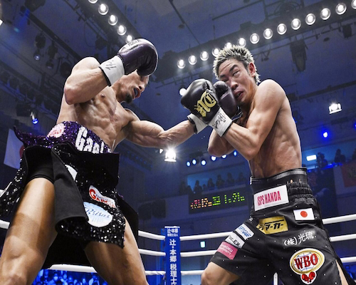 René Santiago conecta un golpe de izquierda sobre Masataka Taniguchi durante la pelea por el título mundial minimosca