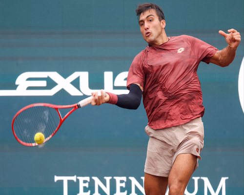 Román Andrés Burruchaga golpea de derecha durante su partido en el ATP 250 de Houston