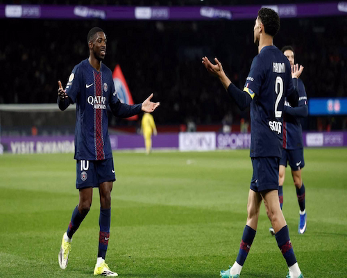 Ousmane Dembélé y Achraf Hakimi se saludan en el campo de juego durante el partido entre PSG y Toulouse por la Ligue 1