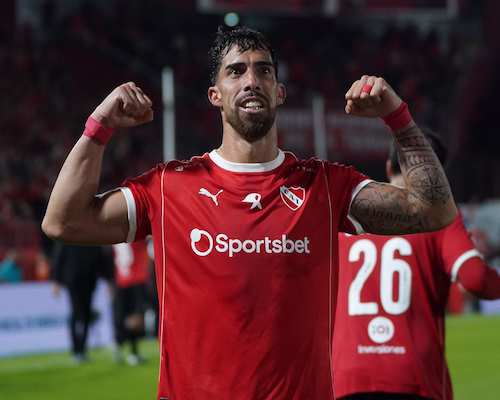 Gabriel Ávalos celebra su gol para Independiente flexionando los bíceps en el clásico ante Racing