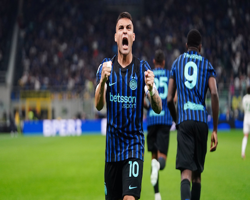 Lautaro Martínez celebra un gol con los puños cerrados durante el partido entre Internazionale y Roma