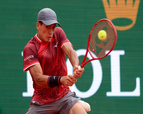 Sebastián Báez ejecuta un golpe de revés a dos manos durante un partido en el Masters 1000 de Montecarlo