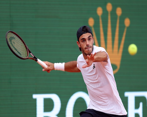 Francisco Cerúndolo ejecuta un golpe de derecha durante su partido en el Masters 1000 de Montecarlo