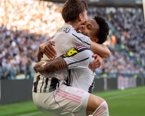 Francisco Conceição y Weston McKennie se abrazan tras un gol de Juventus en la Serie A