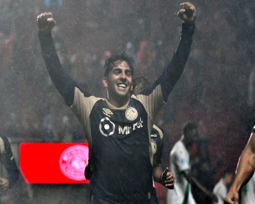 Hernán López Muñoz celebra un gol con los puños en alto durante el partido entre Argentinos Juniors y Banfield