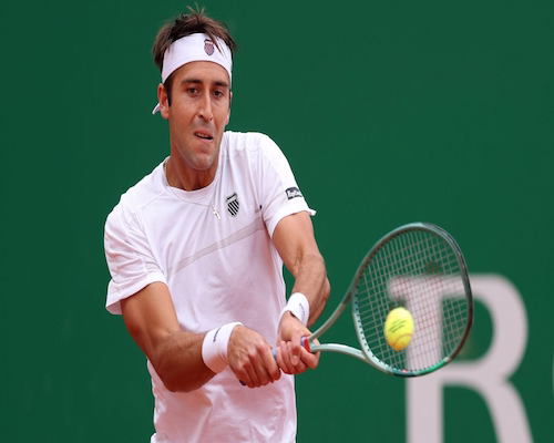 Tomás Etcheverry ejecuta un revés a dos manos durante su partido ante Grigor Dimitrov en el Masters 1000 de Montecarlo