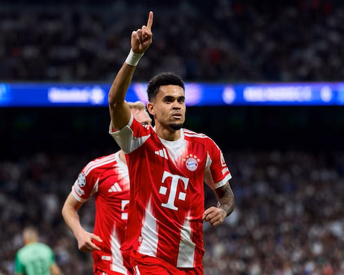 Primer plano de Luis Díaz con el brazo derecho en alto señalando hacia arriba durante el partido ante Real Madrid