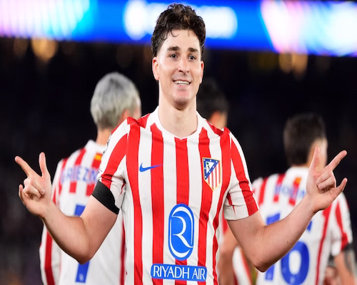 Julián Álvarez celebra su gol con el gesto de “La Araña” durante el partido ante Barcelona