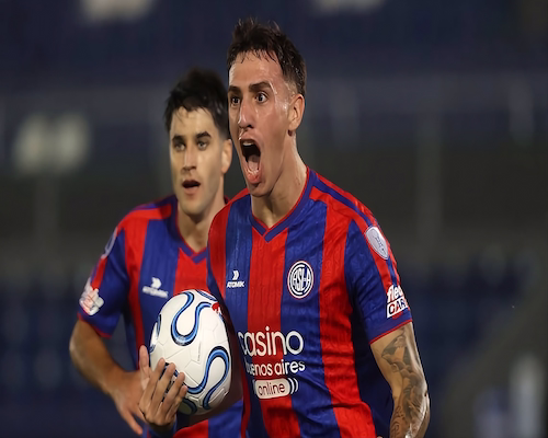 Rodrigo Auzmendi grita su gol con la pelota en la mano durante el partido entre San Lorenzo y Recoleta por la Copa Sudamericana