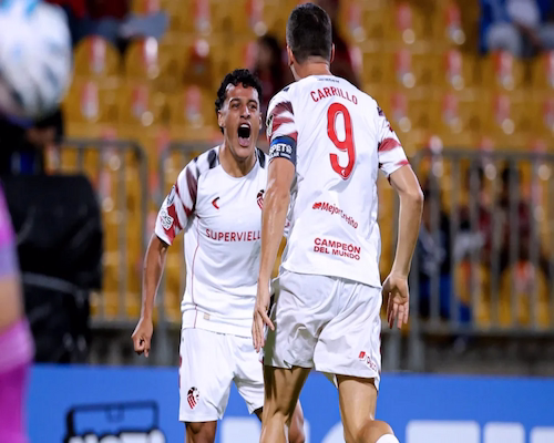 Tiago Palacios y Guido Carrillo festejan un gol cara a cara con Estudiantes de La Plata