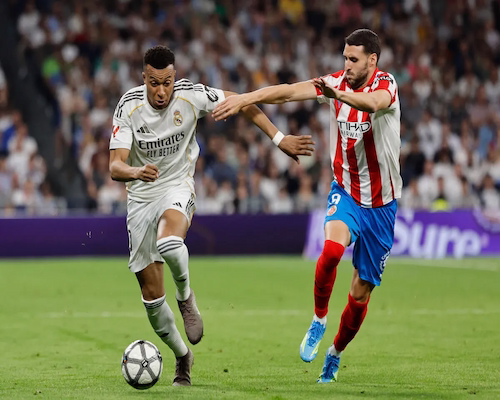 Kylian Mbappé conduce la pelota ante la marca de un jugador de Girona durante el empate entre Real Madrid y Girona