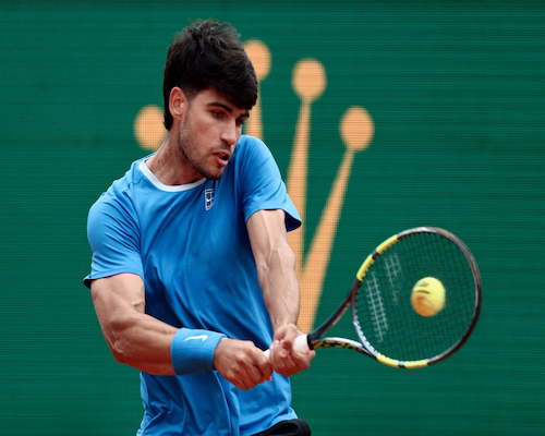 Carlos Alcaraz ejecuta un golpe de revés a dos manos durante la semifinal del Masters 1000 de Montecarlo