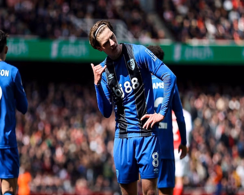 Alex Scott celebra su gol para Bournemouth haciendo el gesto de “llamada” con la mano
