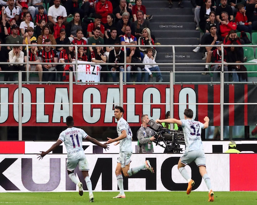 Jugadores de Udinese celebrando un gol frente a la grada durante el partido ante Milan