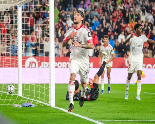 Nemanja Gudelj se golpea el pecho en pleno festejo tras convertir para Sevilla