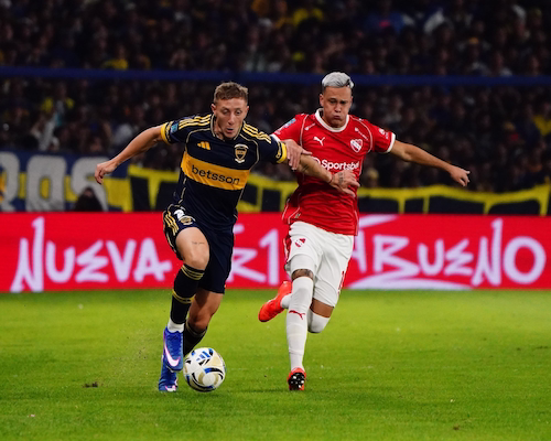 Juan Barinaga disputa el balón con Matías Abaldo en un intenso duelo durante el partido entre Boca e Independiente