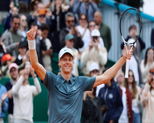 Jannik Sinner celebra el título en Montecarlo con los brazos en alto, raqueta en mano y gesto de pulgar arriba