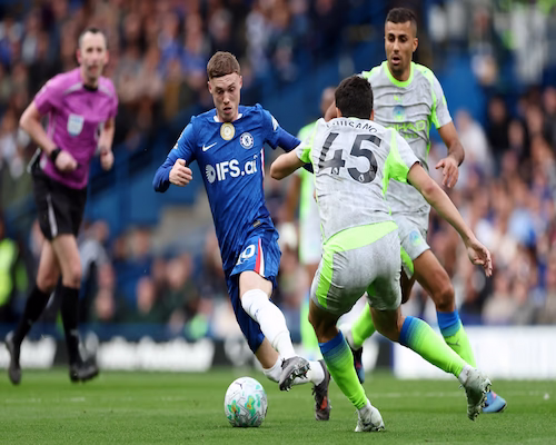 Cole Palmer controla el balón bajo la presión de defensores del Manchester City durante el partido