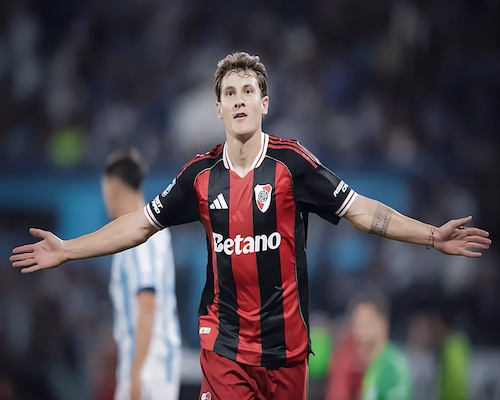 Facundo Colidio celebra su gol con los brazos extendidos durante el partido entre Racing Club y River Plate