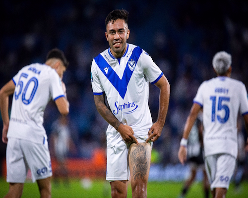 Joaquín García festeja su gol mostrando un tatuaje en su pierna izquierda durante el partido ante Central Córdoba