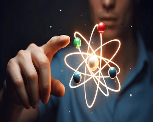 Persona señalando una representación digital de un átomo con órbitas electrónicas brillantes