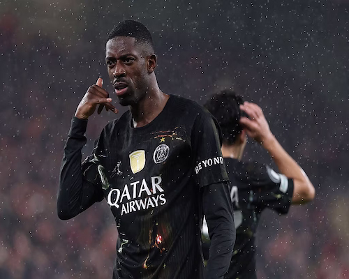 Ousmane Dembélé festeja un gol haciendo el gesto de la llamada con la mano en un partido de Champions League