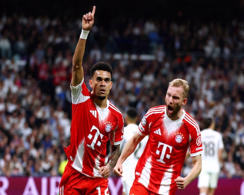 Luis Díaz celebra su gol señalando hacia el cielo durante el partido entre Bayern Múnich y Real Madrid