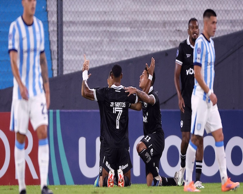 Júnior Santos celebra de rodillas junto a sus compañeros tras marcar el segundo gol de Botafogo ante Racing