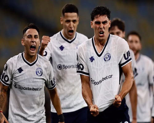 Fabrizio Sartori Prieto celebra su gol junto a sus compañeros mientras sostiene su camiseta