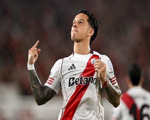 Sebastián Driussi sostiene el escudo de la camiseta de River Plate tras convertir el gol del triunfo