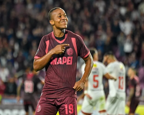 Yoshan Valois celebra su gol con Lanús señalando el escudo de su camiseta ante Always Ready