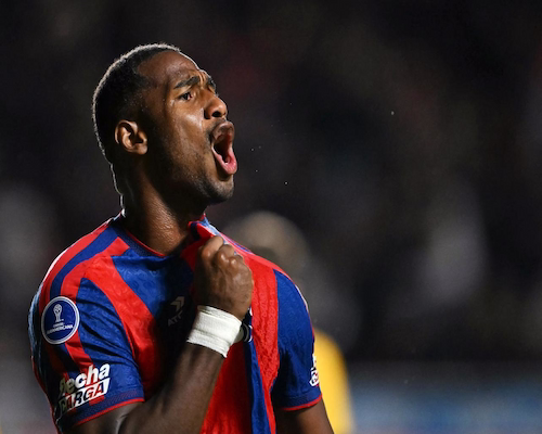 Jhohan Romaña grita su gol y sujeta la camiseta de San Lorenzo durante el partido ante Deportivo Cuenca