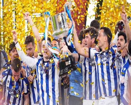Jugadores de la Real Sociedad levantan el trofeo de la Copa del Rey bajo una lluvia de confeti dorado