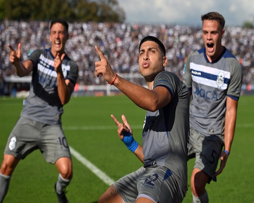 Jugadores de Gimnasia celebran un gol realizando el gesto de pistolas con las manos durante el partido ante Estudiantes de Río Cuarto