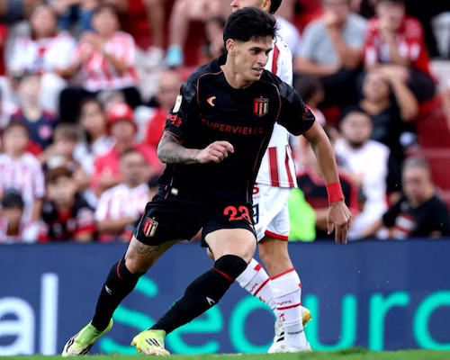 Brian Aguirre festeja su gol con Estudiantes de La Plata ante Instituto