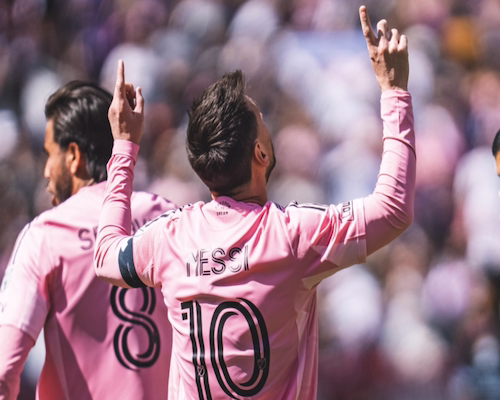 Lionel Messi celebra un gol con Inter Miami señalando al cielo con ambos índices
