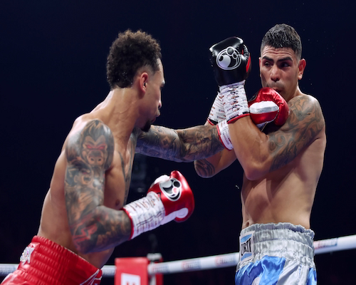 Ben Whittaker lanza un cross de izquierda contra Braian Suárez durante el combate